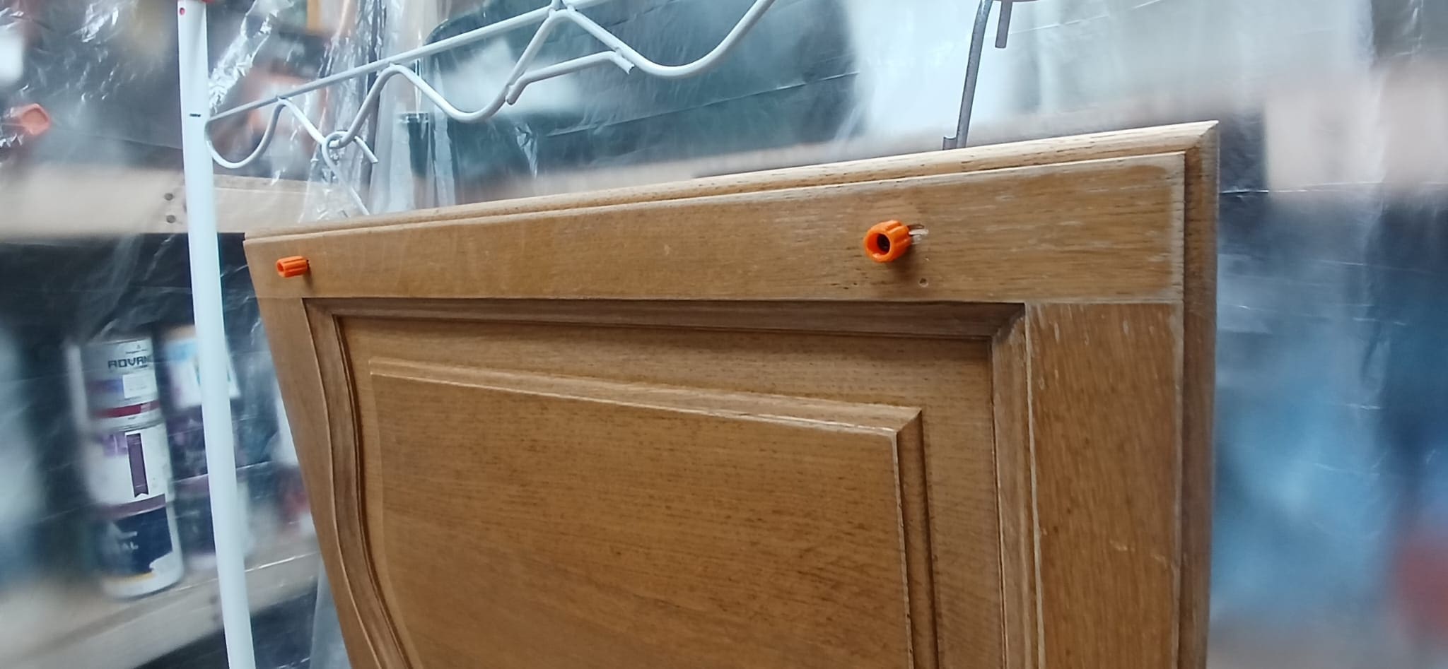 Spray Dogz - Secure Cabinet hanging system for spraying back